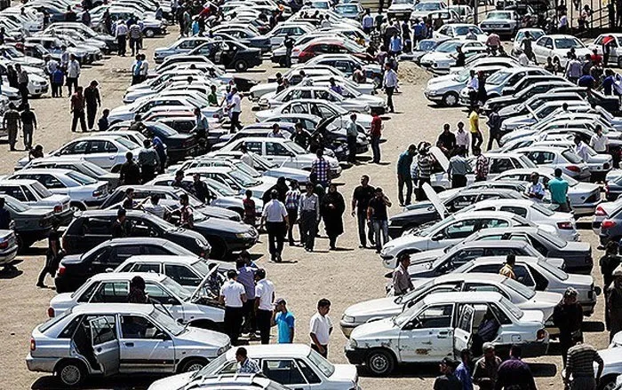 دلالان جمعه بازارها در کمین خودروها