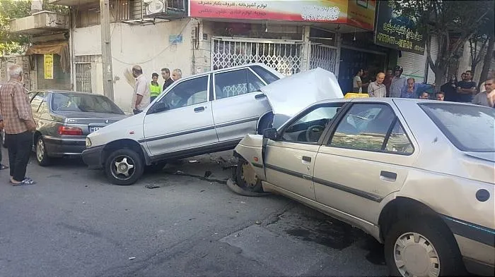 تصادف زنجیره ای ٢٠ خودرو در اتوبان حکیم شرق