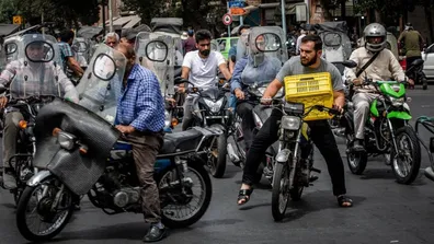 خبر-خوش-پلیس-راهور-برای-موتورسواران-کلاه-ایمنی-رایگان-توزیع-می-شود