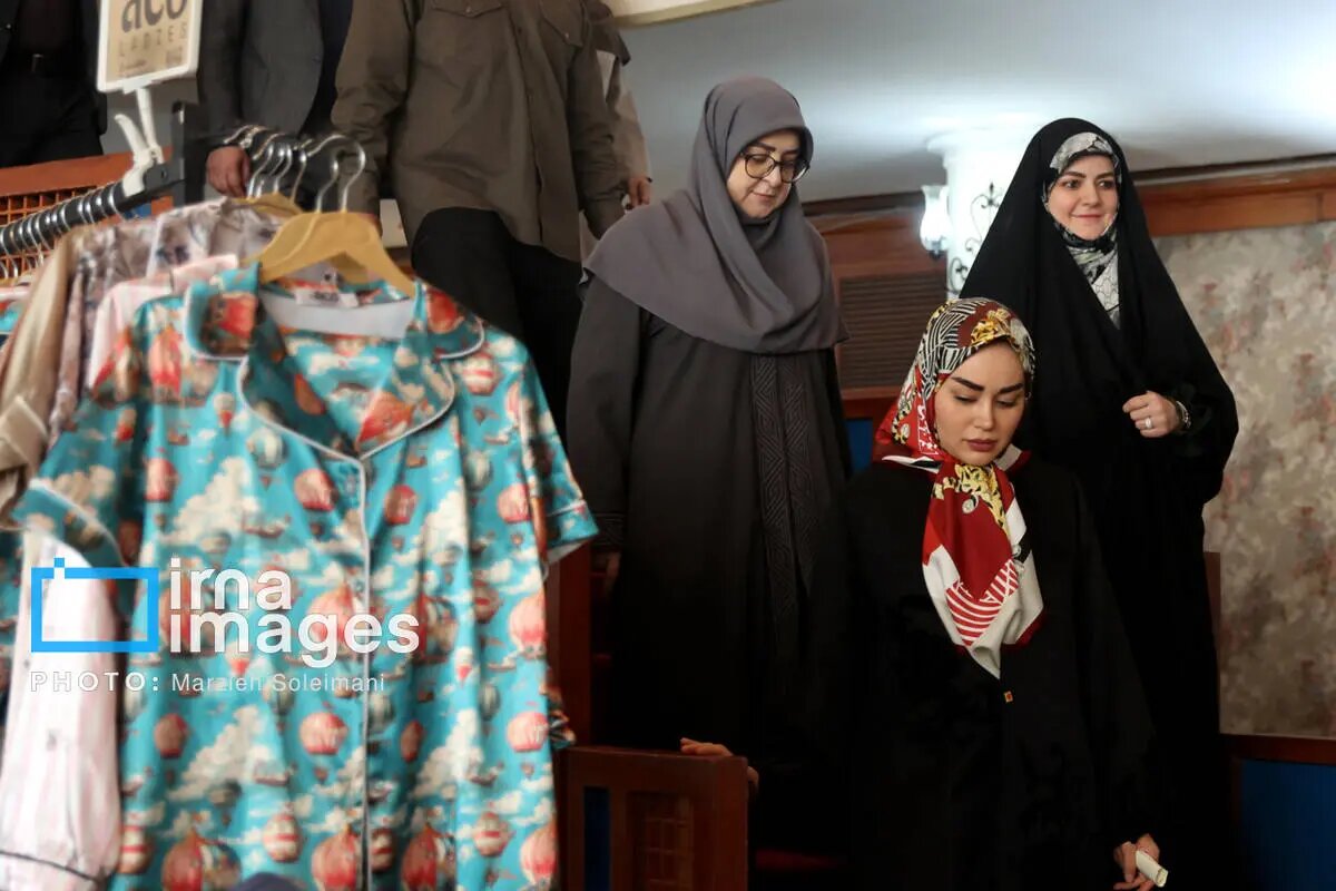 سلفی جالب همسر عراقچی و دختر پزشکیان با سخنگوی دولت+ عکس