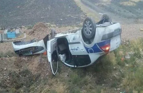 راننده خواب پراید، ماشین پلیس راه را چپ کرد