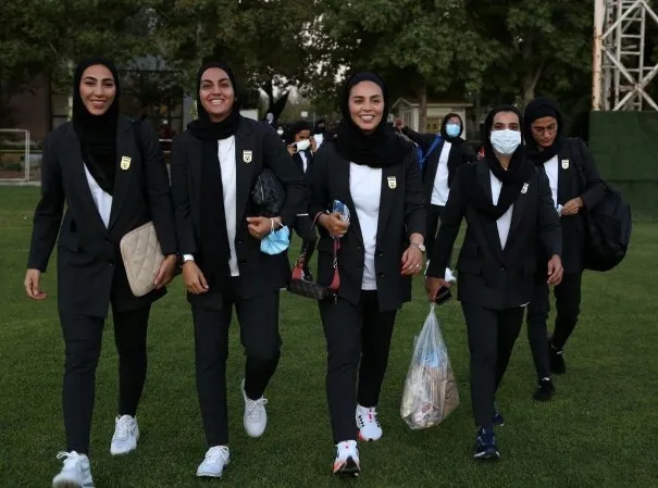 مجوز این پوشش را به زنان فوتبالیست نداده بودیم