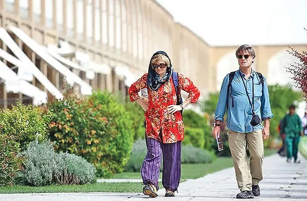 توریست خارجی در خیابان‌های تهران