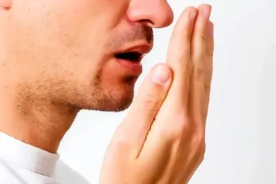 هشدار-درباره-بوی-بد-دهان-مداوم-چه-زمانی-به-پزشک-مراجعه-کنیم