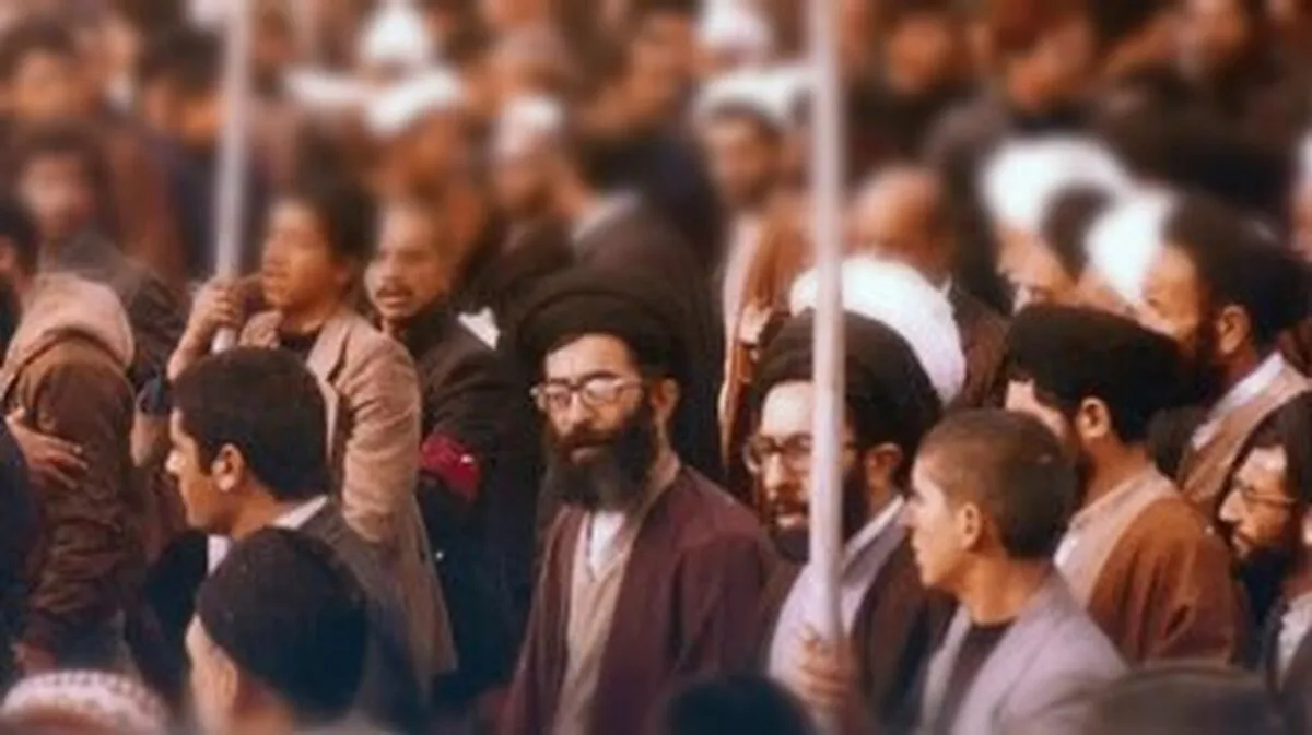 تصویر دیده‌نشده از مراسم خاکسپاری همسر امام خمینی / رهبر شهید و هاشمی رفسنجانی حضور داشتند + عکس