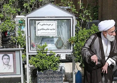 حضور آیت‌الله جنتی بر مزار همسر +تصاویر