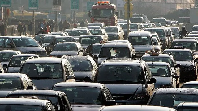 ترافیک محورهای مواصلاتی مشهد مقدس، پرحجم و روان است