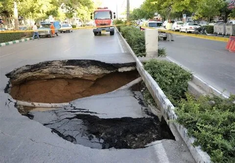 ریزش ناگهانی خیابان زیر کامیون / دهان باز کردن زمین! + فیلم