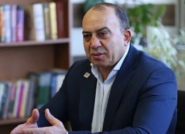 ما آنقدر ضعیف شدیم که وزیر هر چه بگوید بگوییم چشم؟ چشم نمی‌گوییم