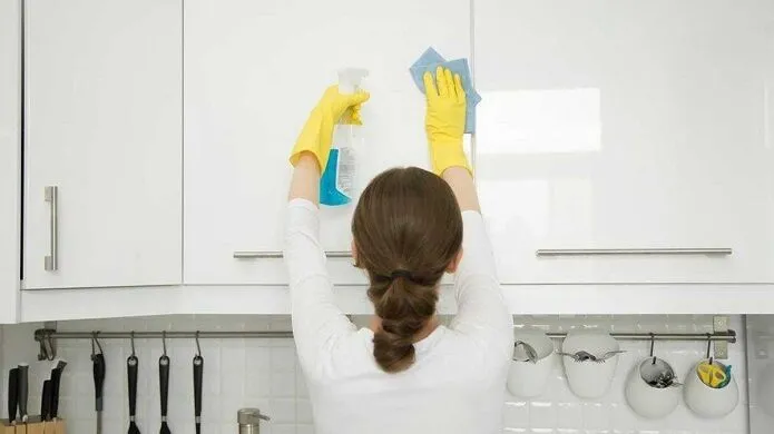 با این ترفندها چربی های کابینت را پاک‌ کنید