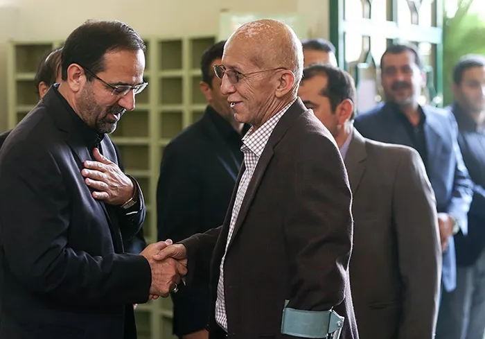 تسلیت احمدی‌نژاد به محمد عباسی +تصاویر