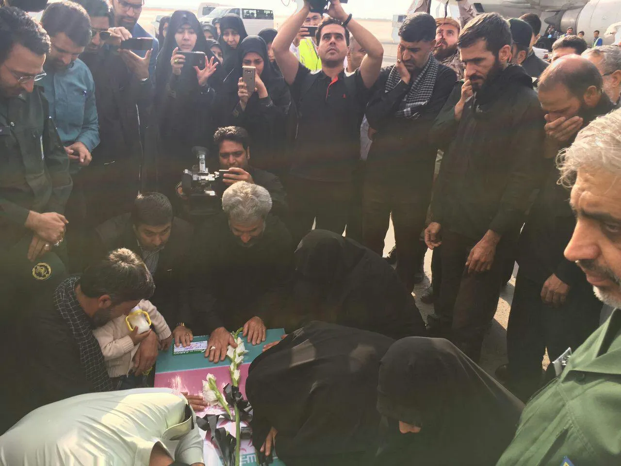 پیکر شهید حججی وارد فرودگاه مشهد شد +عکس