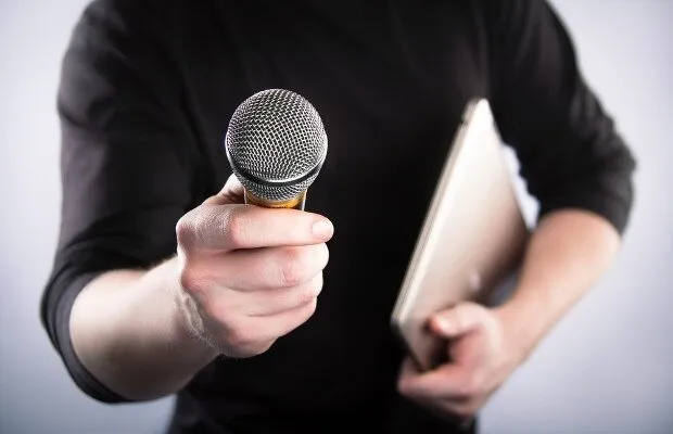 بی‌هوش شدن خبرنگار معروف در برنامه زنده فوتبال + فیلم