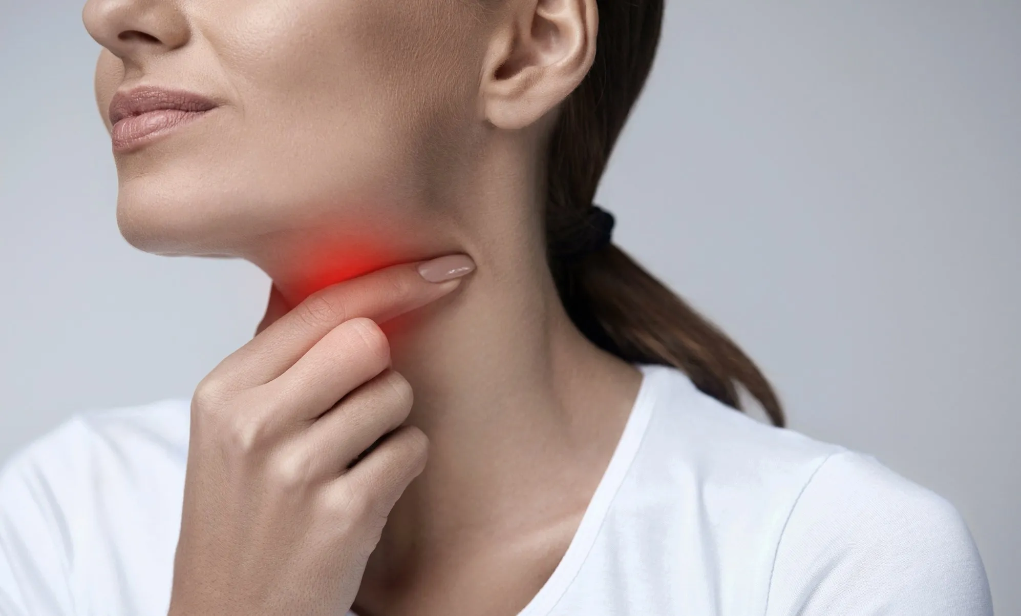 برای بهبود گلو درد چی کار کنیم؟ / چند ترفند مفید برای تسکین گلو درد