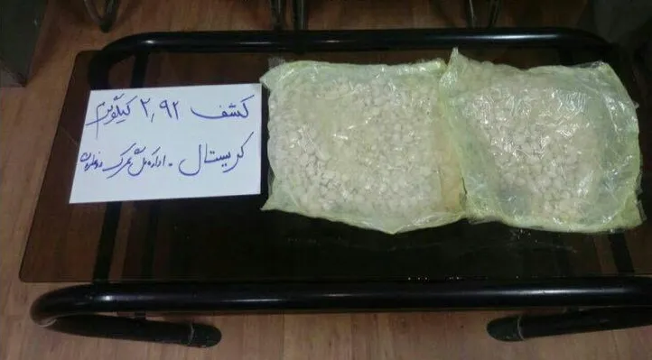 کشف ٣ کیلو شیشه از دور پاهای یک مسافر +عکس