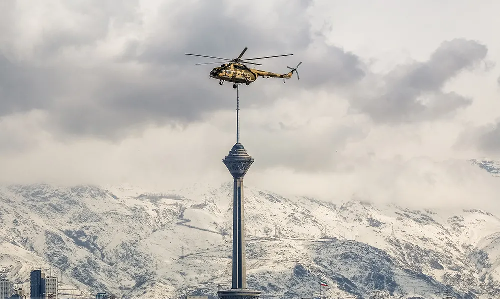 تصویری جالب از یک هلیکوپتر بر فراز برج میلاد