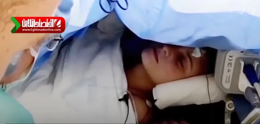 دختری که در حین عمل جراحی آواز می‌خواند +فیلم
