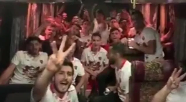 اتوبوس پرسپولیسی‌ها بعد از قهرمانی در جام حذفی +فیلم