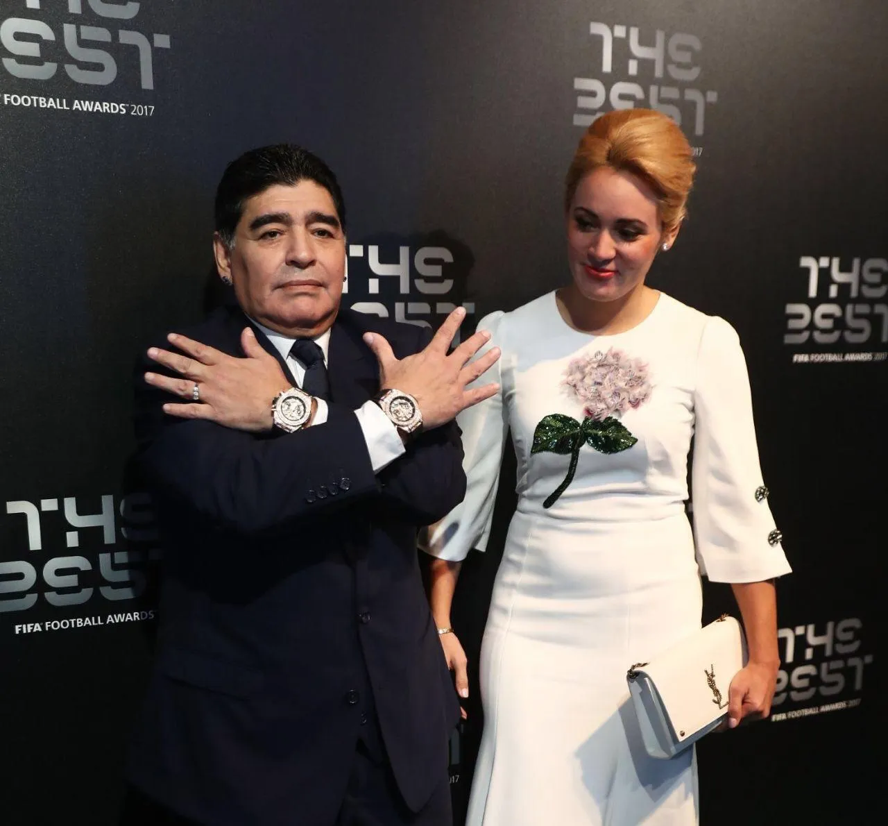 مارادونا و همسرش بر روی فرش سبز مراسم The Best +عکس