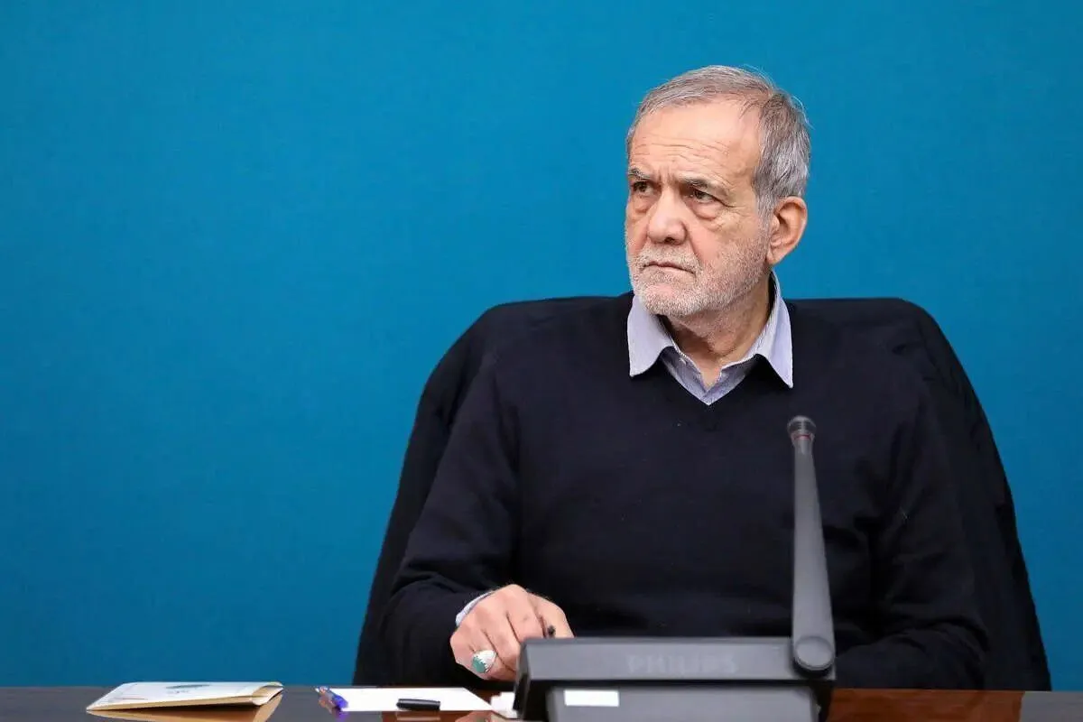حمله شدید روزنامه شرق به پزشکیان: به چشم‌پزشک مراجعه کنید!