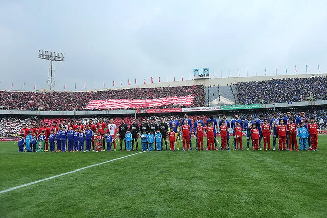 پایان نیمه نخست دربی ۸۴ ؛ استقلال ۳ - پرسپولیس ۱