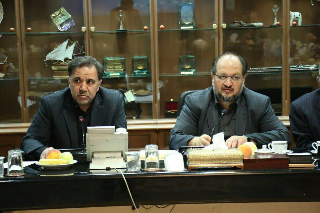 شریعتمداری: انتقال حمل بار از جاده‌ای به ریلی نیاز‌ملی است/ باید قیمت سوخت اصلاح شود