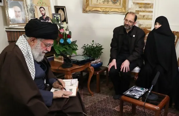 حضور رهبر انقلاب در منزل یکی از شهدای اغتشاشات اخیر تهران