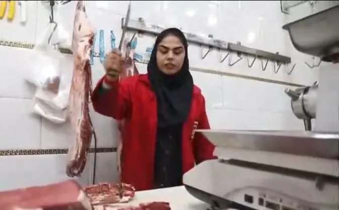 مهارت جالب این دختر ایرانی در شغل قصابی + فیلم