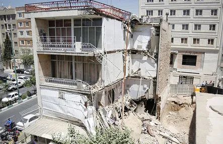 بخشی از یک‌ساختمان در خیابان حافظ فروریخت