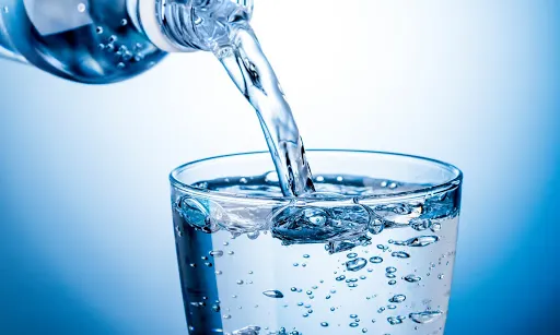 برای پیشگیری از سنگ کلیه آب زیاد بنوشید