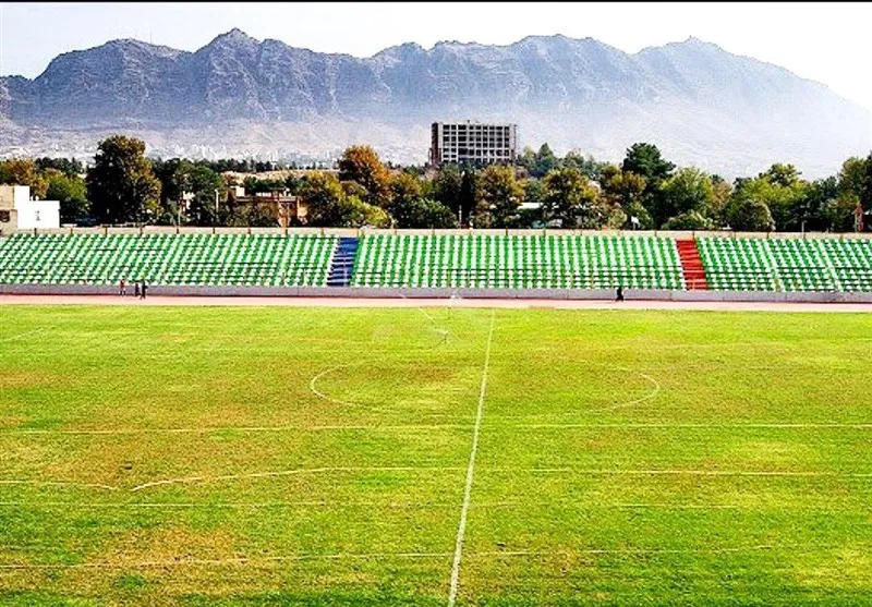 آماده سازی چمن ورزشگاه با گچ و اسپری قرمز! + فیلم