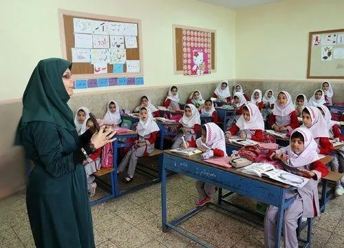 دستمزد معلمان از ۹۰۰دلار به ۳۰۰دلار رسید