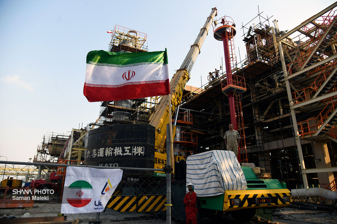 همراهی مدیرعامل بانک تجارت با سرپرست وزارت نفت در بازدید از بازسازی تأسیسات فازهای ۴ و ۵ پارس جنوبی همراهی مدیرعامل بانک تجارت با سرپرست وزارت نفت در بازدید از بازسازی تأسیسات فازهای ۴ و ۵ پارس جنوبی