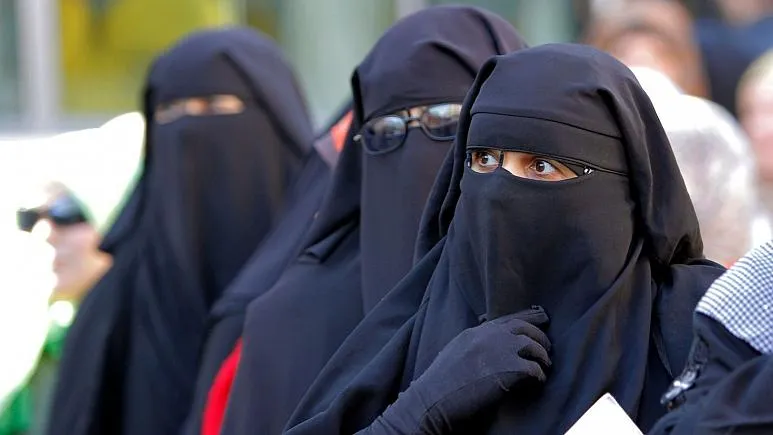سوئیسی‌ها به ممنوعیت پوشش برقع رای دادند