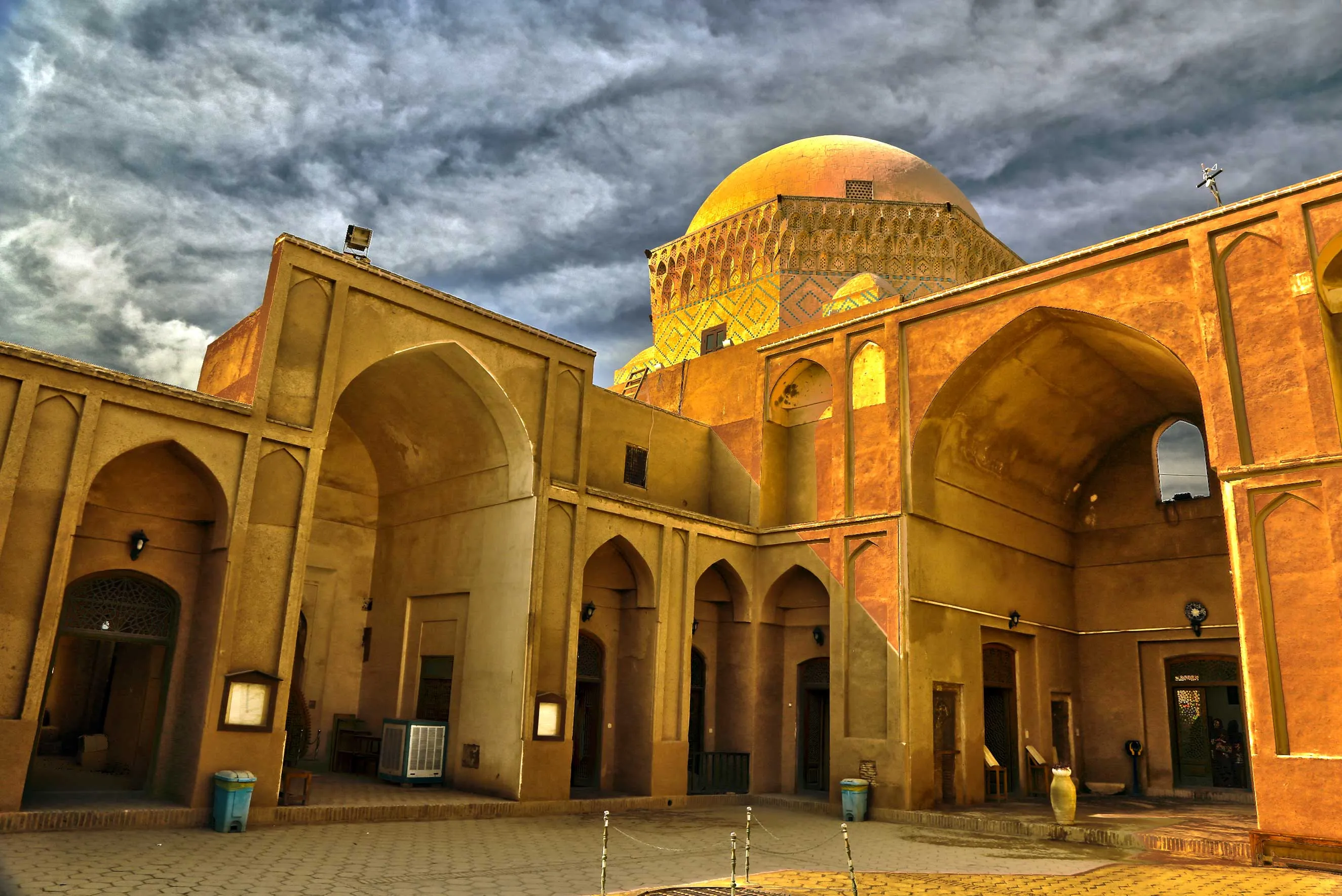 سفر هوایی با تور ارزان یزد چند؟ + جدول قیمت