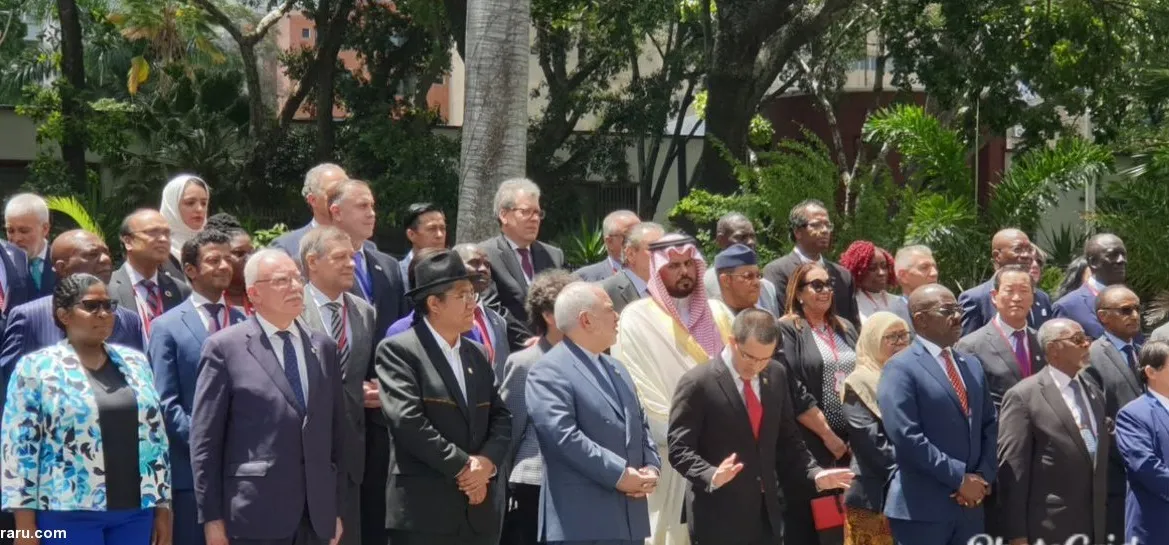 چپ چپ نگاه کردن سفیر عربستان به ظریف! +عکس