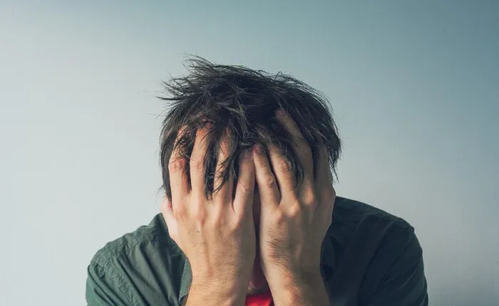 اختلال اضطراب چیست؟ (علل، انواع، علائم و کنترل و درمان)