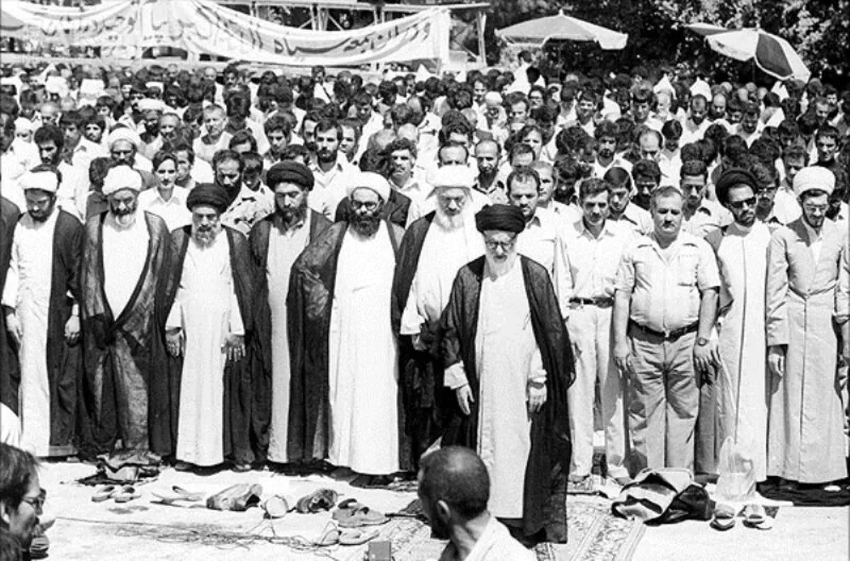 اولین نماز جمعه تهران به امامت آیت الله طالقانی + فیلم