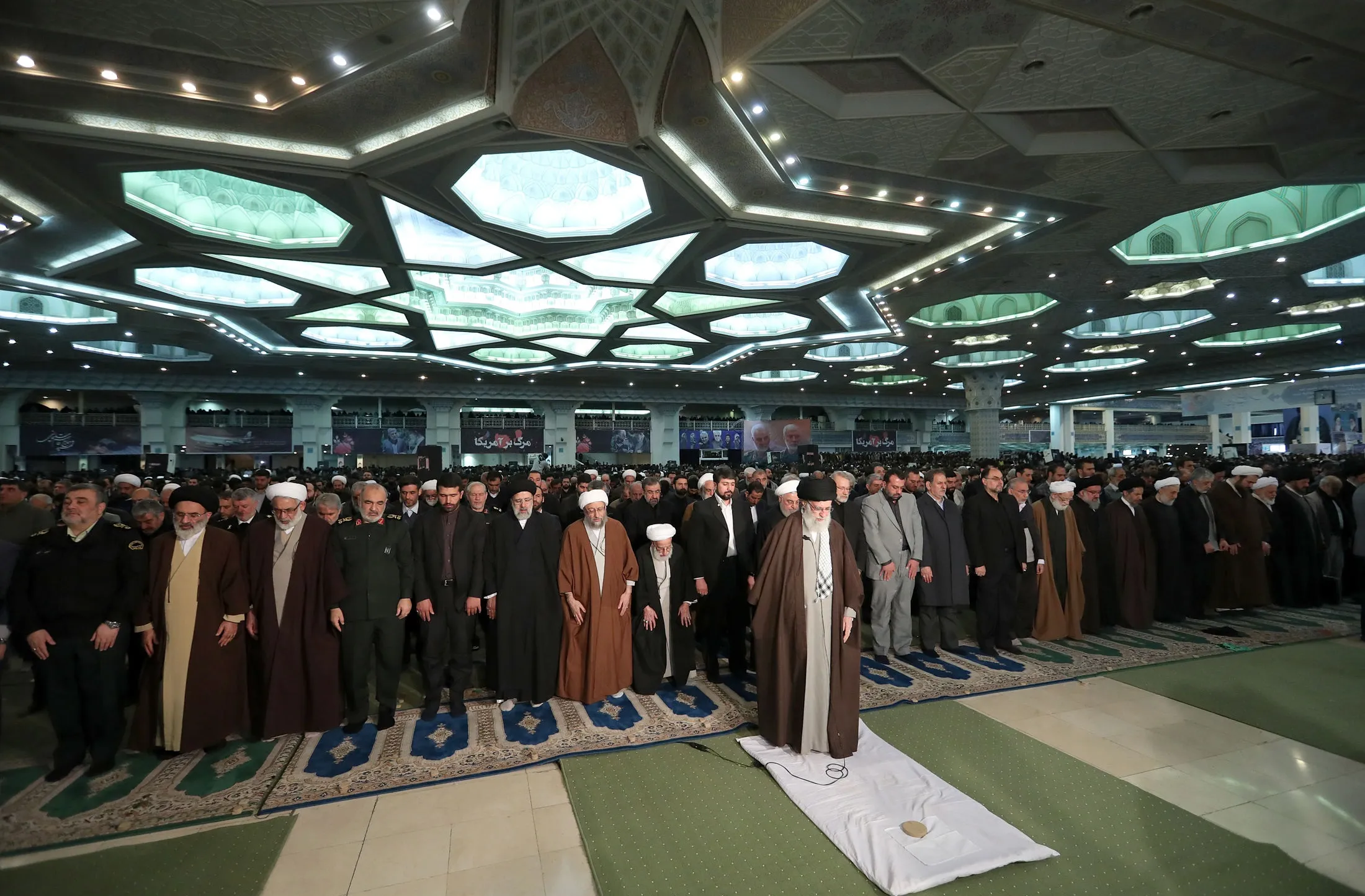 رهبر انقلاب: تنها راه ملت ایران قوی شدن است