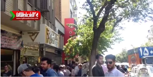 تجمع مردم مقابل صرافى‌های تهران +فیلم