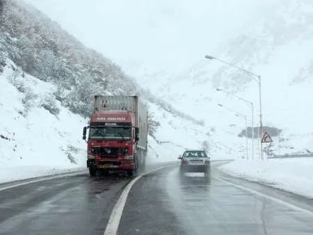 بارش برف در محورهای هراز و کندوان