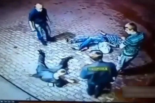 کتک زدن دو جوان مزاحم توسط پیرمرد + فیلم