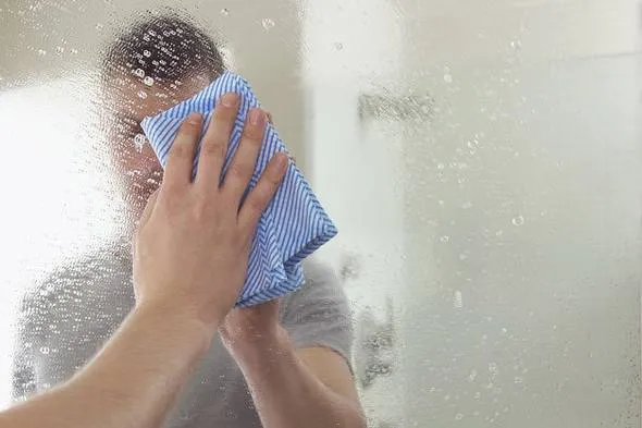 ۱۶ شیشه شوی خانگی برای پاک و تمیزکردن لکه آینه و شیشه