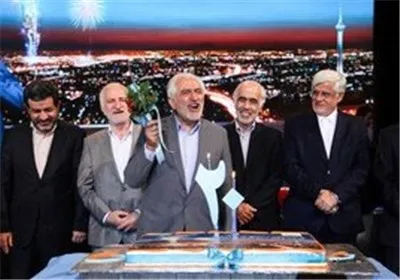 غرضی با لبخند کیک برید