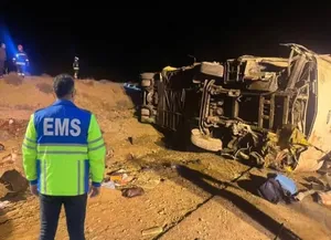 جاده نیشابور ـ مشهد حادثه‌ساز شد / جزئیات واژگونی اتوبوس در بامداد امروز
