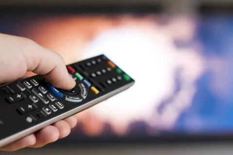 اقدام خنده دار پسر جوان در پخش زنده صدا و سیما! + فیلم