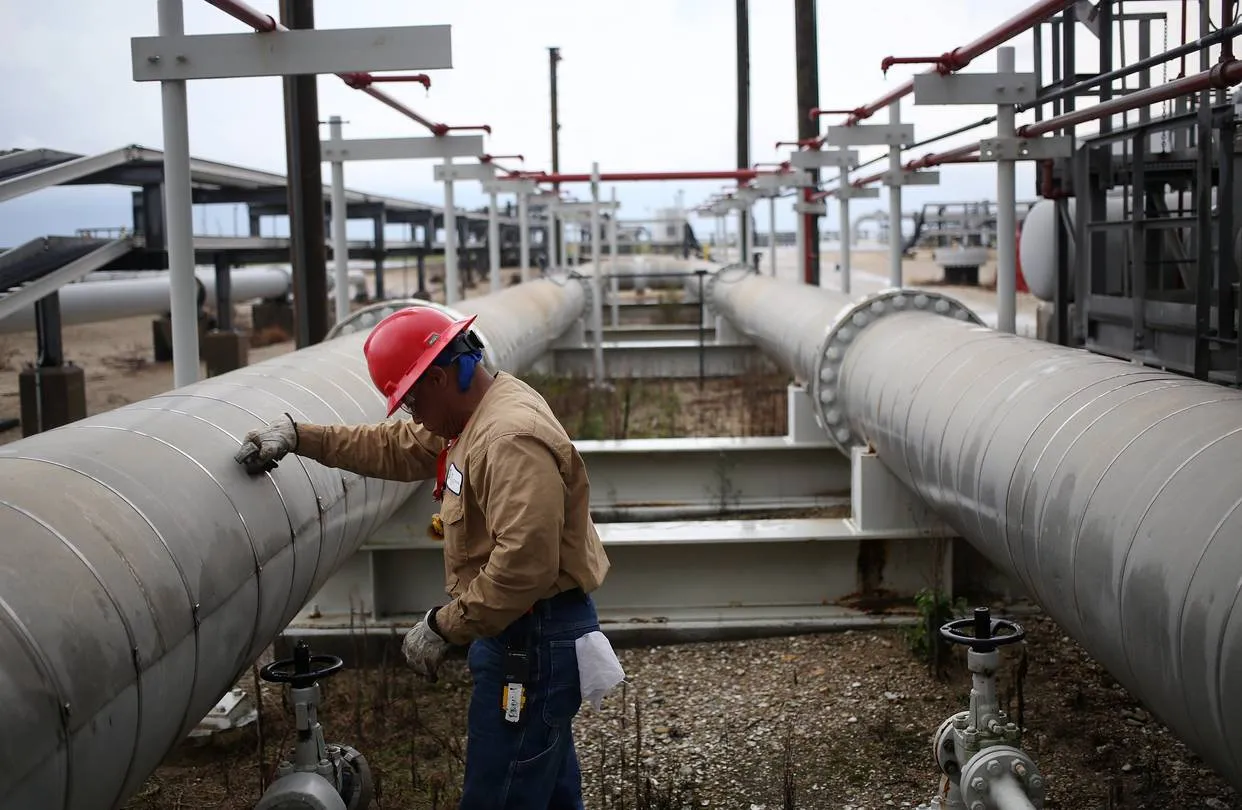 Oil extends gains after data shows huge stock draw