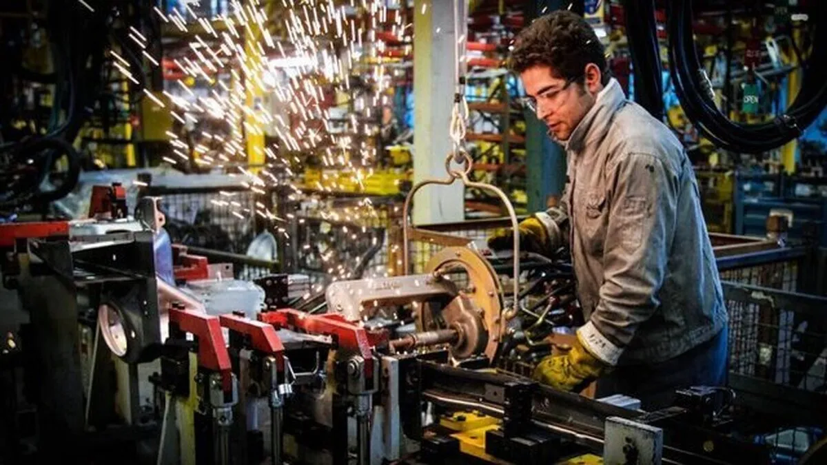 تصویب دستمزد کارگران در یک جلسه اضطراری؟/ جنگ جلسات شورای عالی کار را عقب انداخت