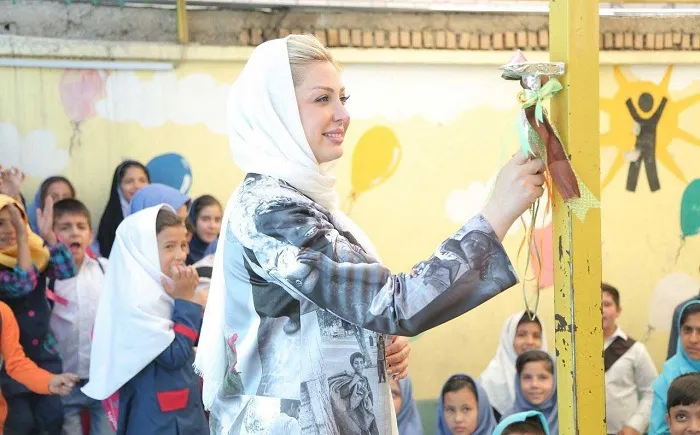 کودکان کار روی مانتوی خانم بازیگر  +عکس