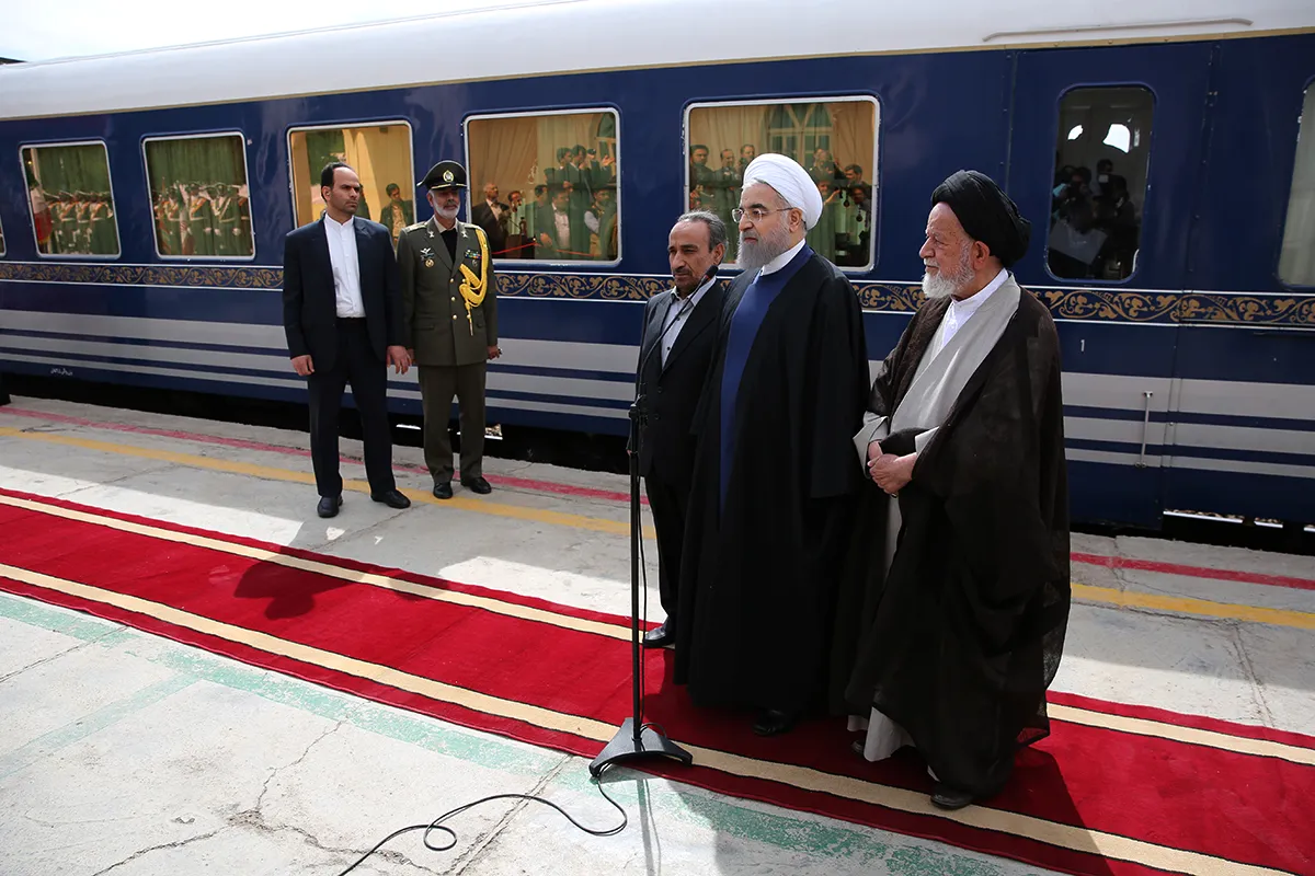 روحانی با قطار وارد سمنان شد +عکس